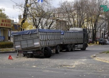 ДТП в Николаеве: на Пушкинской у грузовика с прицепом оторвалась задняя ось