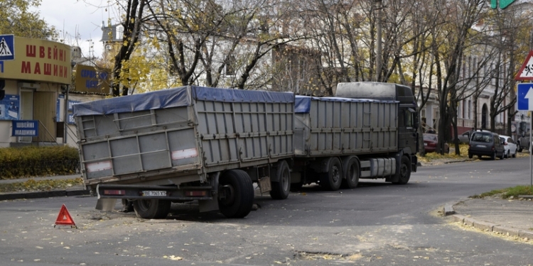 ДТП в Николаеве: на Пушкинской у грузовика с прицепом оторвалась задняя ось