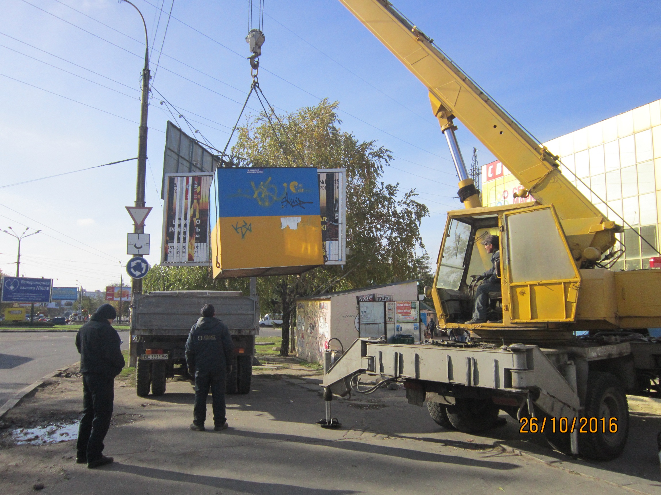 В Николаеве сносят незаконные киоски. Ставят новые и опять сносят