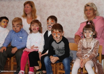 Своя семья. 10 николаевских сирот уехали в США, Италию и Португалию