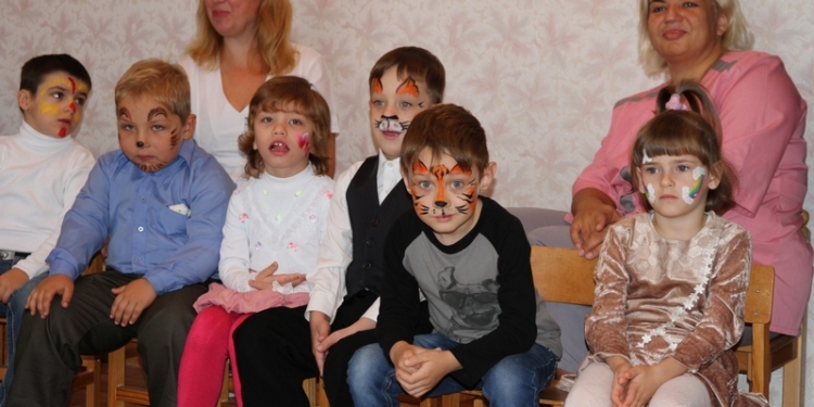 Своя семья. 10 николаевских сирот уехали в США, Италию и Португалию