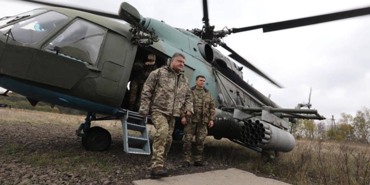 Порошенко в зоне АТО поздравил военнослужащих с Днем защитника