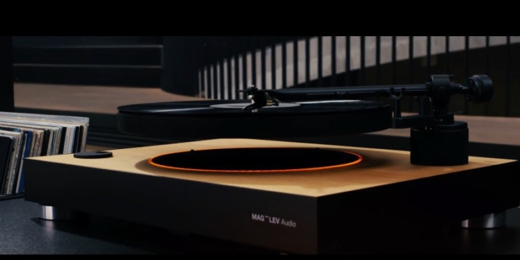 Диск в воздухе. Это не НЛО, это первый аудиоплейер с парящей пластинкой