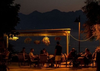 Турецкие курорты Анталия и Кемер подверглись ракетному обстрелу