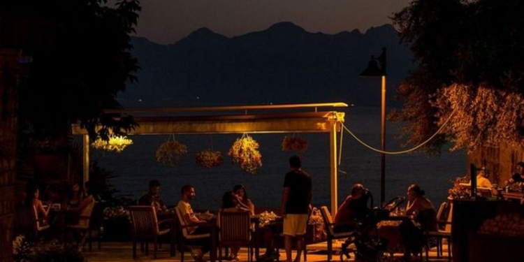 Турецкие курорты Анталия и Кемер подверглись ракетному обстрелу