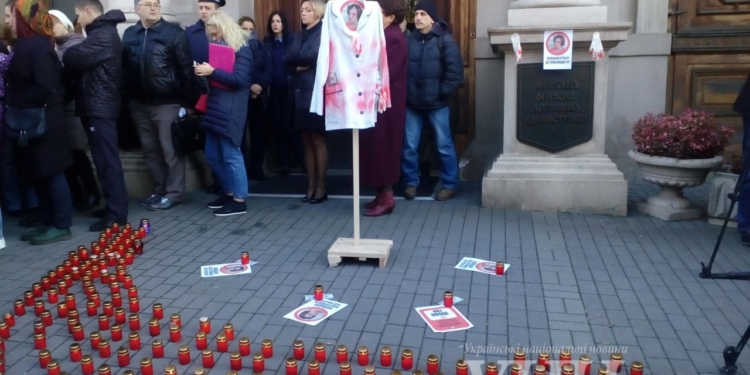 Акция против бесчинств в родильных домах началась во Львове