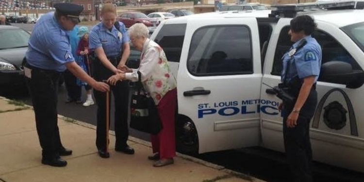 Арестована по собственному желанию: 102-летняя бабуля из США захотела попасть в участок и примерить наручники