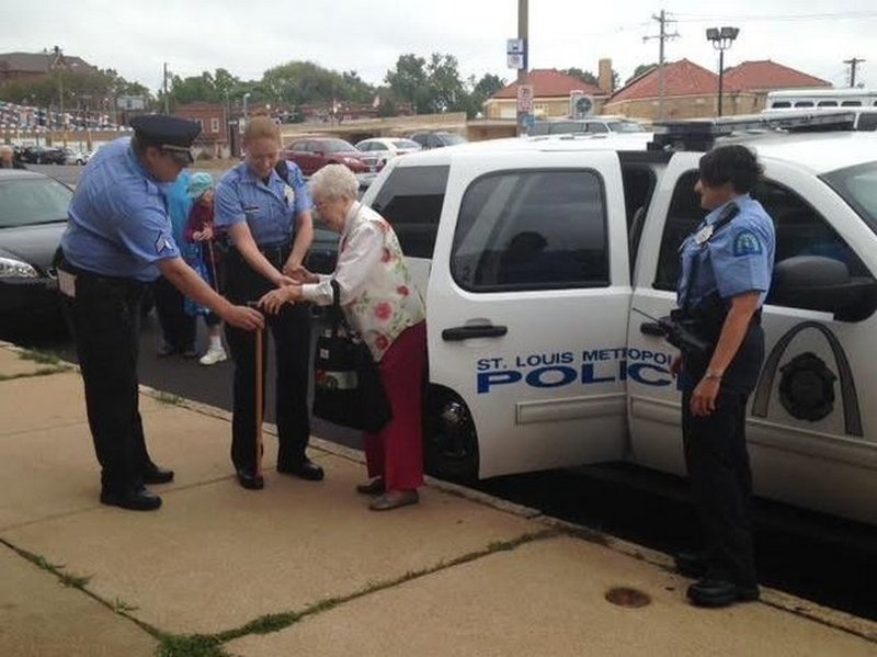 Арестована по собственному желанию: 102-летняя бабуля из США захотела попасть в участок и примерить наручники 1
