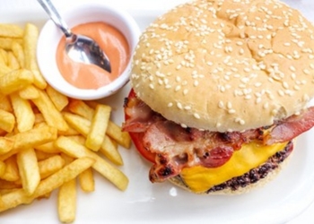 Креативщики живут в австралийском Мельбурне: закусочная предлагает бесплатный бургер каждому… с татуировкой бургера