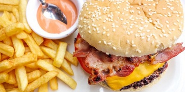 Креативщики живут в австралийском Мельбурне: закусочная предлагает бесплатный бургер каждому… с татуировкой бургера