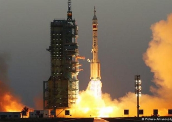 Китай успешно запустил космический корабль с двумя астронавтами на борту