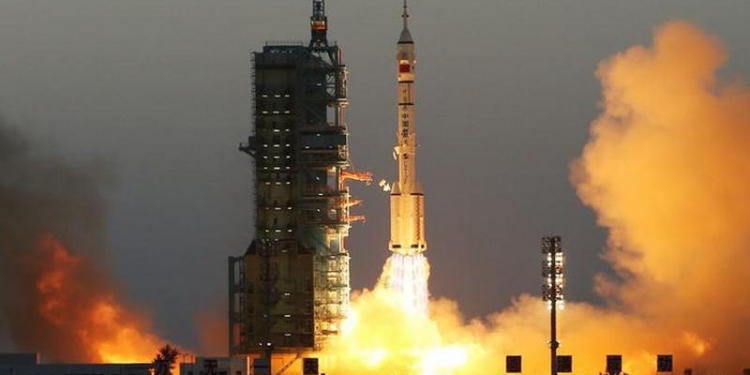 Китай успешно запустил космический корабль с двумя астронавтами на борту
