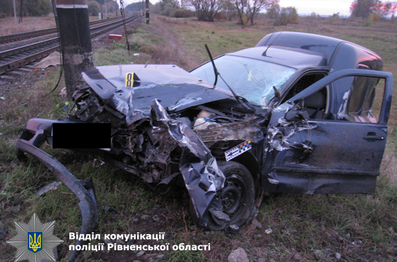Автомобиль попал под поезд в Ровенской области