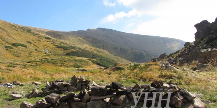 Туристы засорили самое высокое озеро Украины