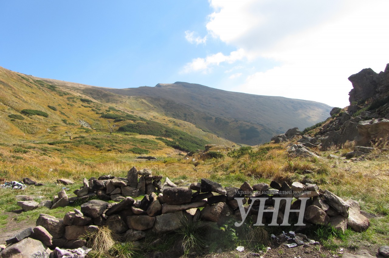 Туристы засорили самое высокое озеро Украины