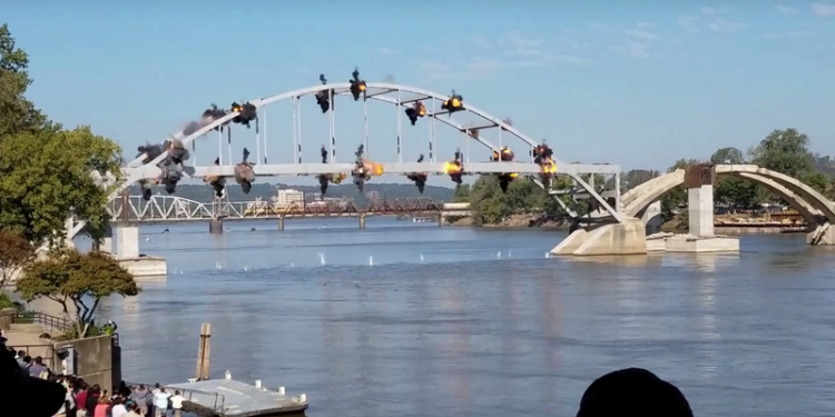 “Рухнул новый, за углом”. Старый аварийный мост взорвать не удалось