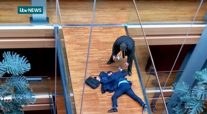 Депутата Европарламента пощечиной выкинули из окна