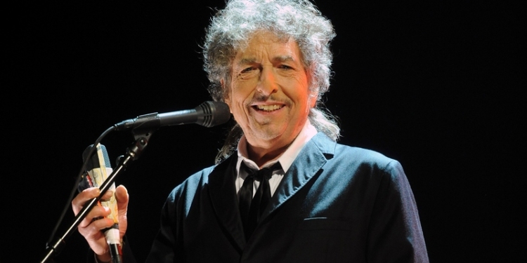 Нобелевскую премию по литературе получил певец Боб Дилан