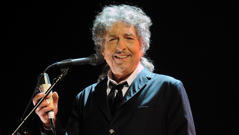 Нобелевскую премию по литературе получил певец Боб Дилан 1
