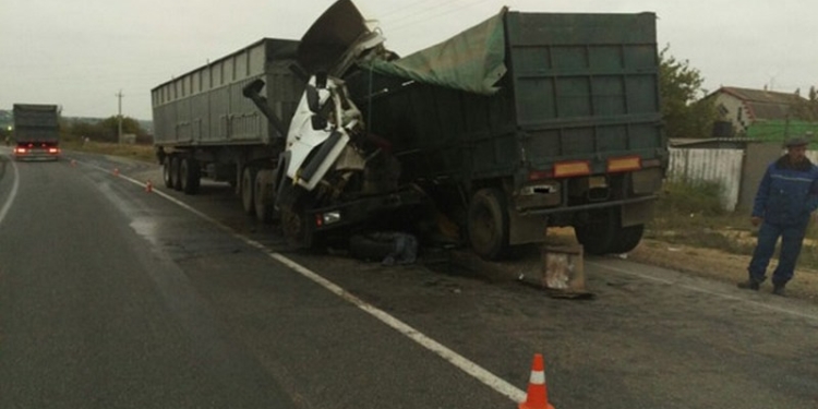 Под Николаевом столкнулись два зерновоза: один водитель погиб