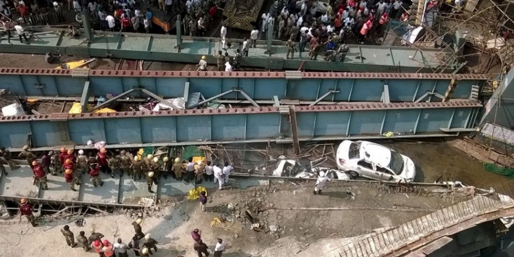 В Италии обрушилась дорожная эстакада: жуткое видео