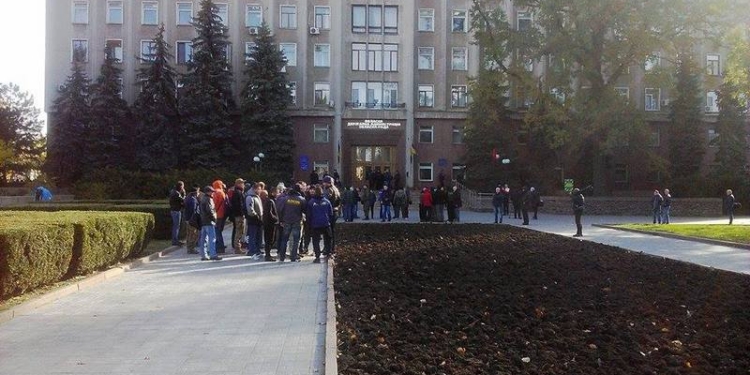 Волонтеры и “Азов” заблокировали медведчуковский “Южный форум” в Николаевском облсовете