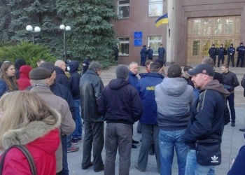 Волонтеры и “Азов” заблокировали медведчуковский “Южный форум” в Николаевском облсовете