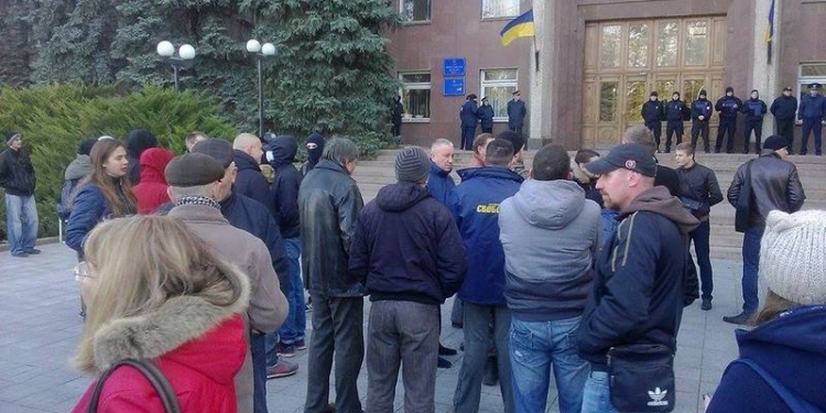 Волонтеры и “Азов” заблокировали медведчуковский “Южный форум” в Николаевском облсовете