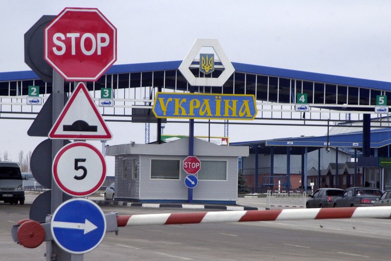 Украинец на микроавтобусе с пьяным пассажиром и 30 мешками макарон пытался прорваться через границу в Беларусь 1