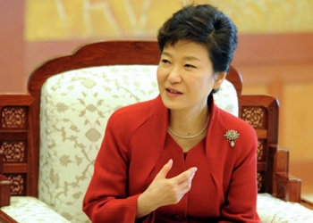 Тысячи корейцев требуют отставки президента из-за ее подруги