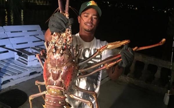 Ураганом занесло, но это удача! Рыбак поймал на крючок гигантского лобстера