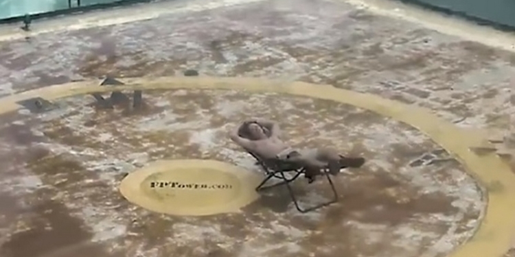 Американец купил платформу в открытом океане, чтобы отдохнуть посреди урагана «Мэттью»