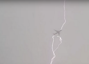 Момент попадания молнии в пассажирский самолет зафиксирован на видео