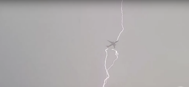Момент попадания молнии в пассажирский самолет зафиксирован на видео