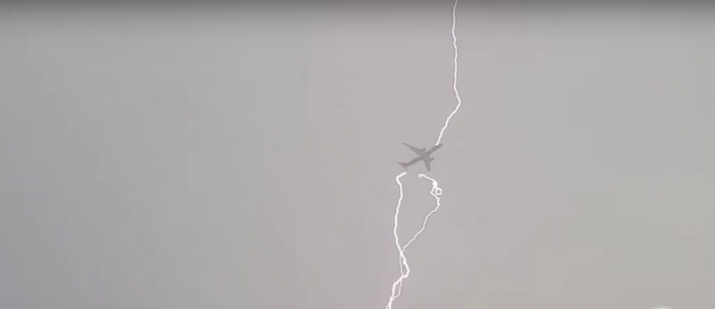 Момент попадания молнии в пассажирский самолет зафиксирован на видео 1