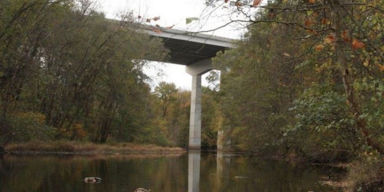 Самоубийца прыгнул с 30-метрового моста с двумя детьми на руках: дети выжили, он – нет