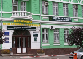 В Николаеве ночью разбили окна в кабинете начальника налоговой инспекции