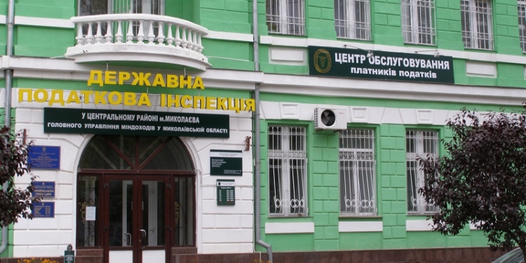 В Николаеве ночью разбили окна в кабинете начальника налоговой инспекции