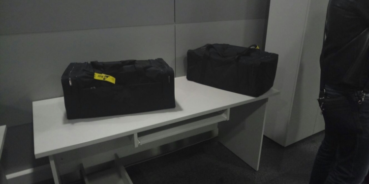 Остановлены в “Борисполе”. Двое украинцев пытались вывезти в ОАЭ 8 краснокнижных соколов