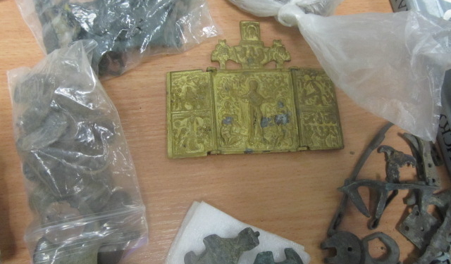 Из Украины в Польшу пытались вывезти 600 раритетных предметов. Пограничники были начеку