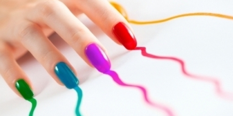 Вот никогда не догадаетесь, почему такой флешмоб, – зачем мужчины-актеры красят ногти в «кислотные» цвета