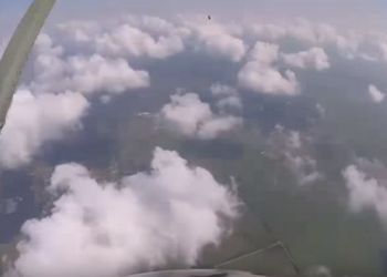 Парашютист догнал свой кроссовок на большой высоте