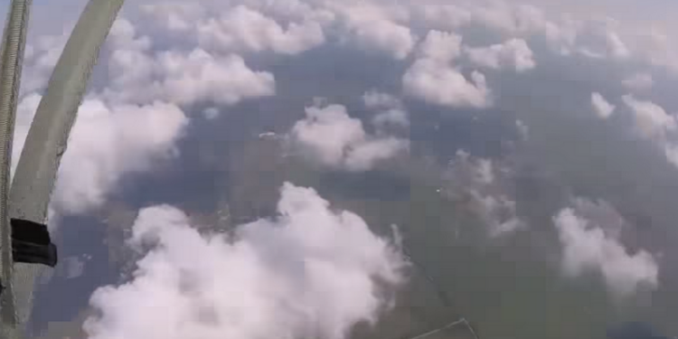 Парашютист догнал свой кроссовок на большой высоте