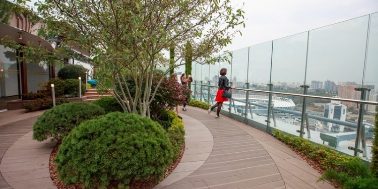 В Киеве построили первый небоскреб с парком на крыше