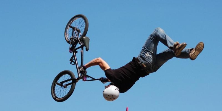 Удивительный велопаркур на улицах Барселоны