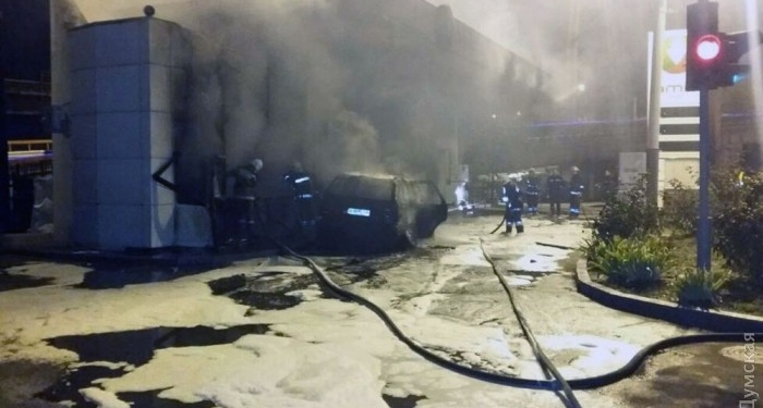 В Одессе машина врезалась в АЗС. Был взрыв и пожар