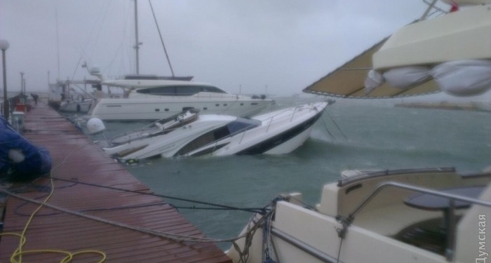 В Одессе затонула яхта – ее разбило о причал