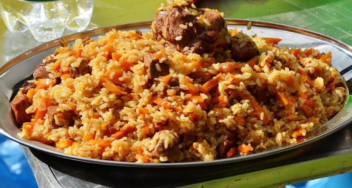 В Таджикистане тому, кто съел плов быстрее всех, заплатили 250 долларов