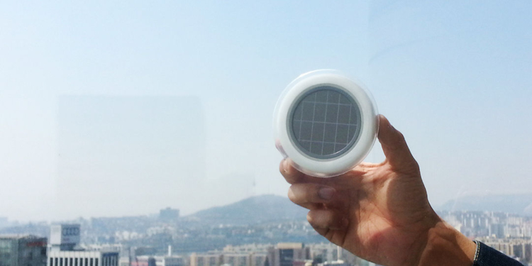 Студенты разработали солнечную розетку, которая крепится к окну