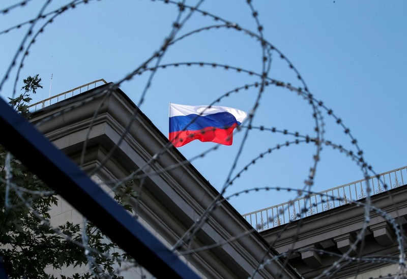 В Крыму задержали двух подростков, которые сняли российский флаг с сельсовета 1